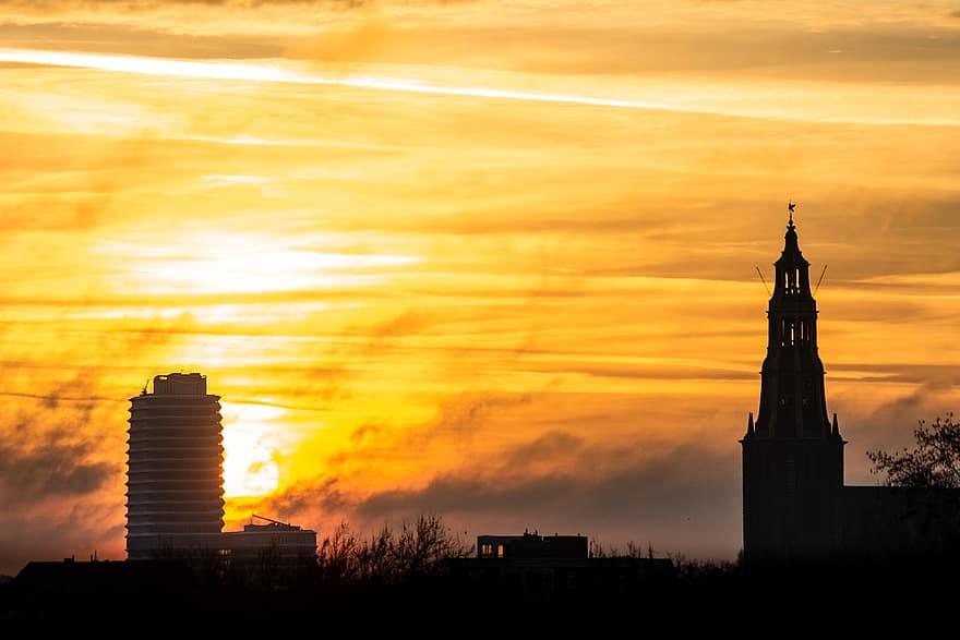 Groningen, город, заход солнца, силуэт, линия горизонта, здания, небоскребы, кондоминиум, в центре города, башня, церковь