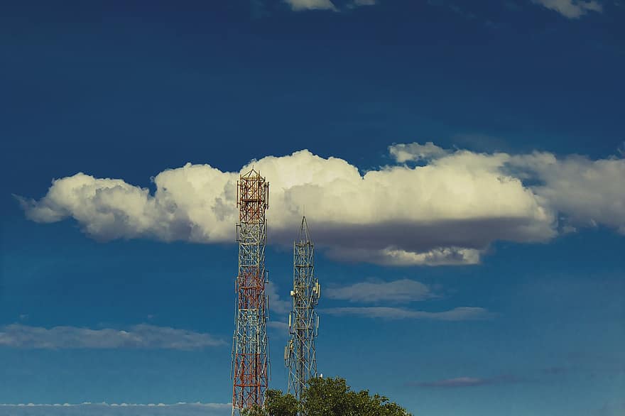 telekomunikační věže, věže, nebe, mraky, antény, rádiové stožáry, struktura, město, městský, krajina, mrakodrap