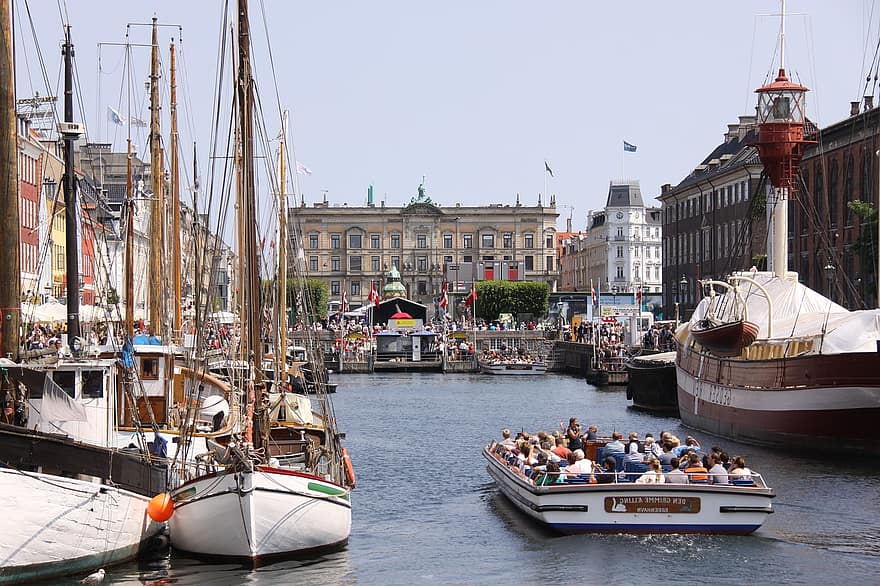 új kikötő, turisták, Kikötői túra, fényjelzőhajó, hajók, csatorna, kikötő, Koppenhága, házak, épületek, hajó