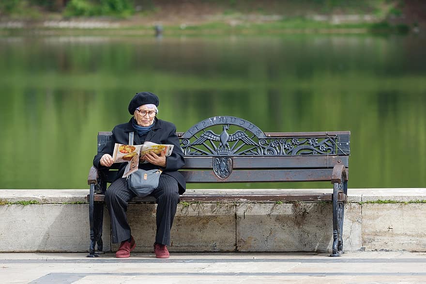 湖畔、読む、年配の女性、パーク、女性、湖、公園のベンチ、屋外、男達、座っている、一人