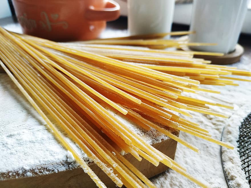 pasta, ingredienser, mad, spaghetti, madlavning, mel, træbræt, køkken, tæt på, bord, gul