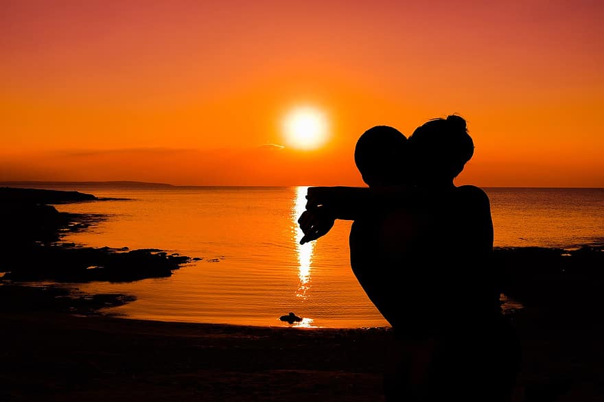 solnedgång, par, älskande, kärlek, romantik, strand, hav, kram, fritid, kvinnor, män