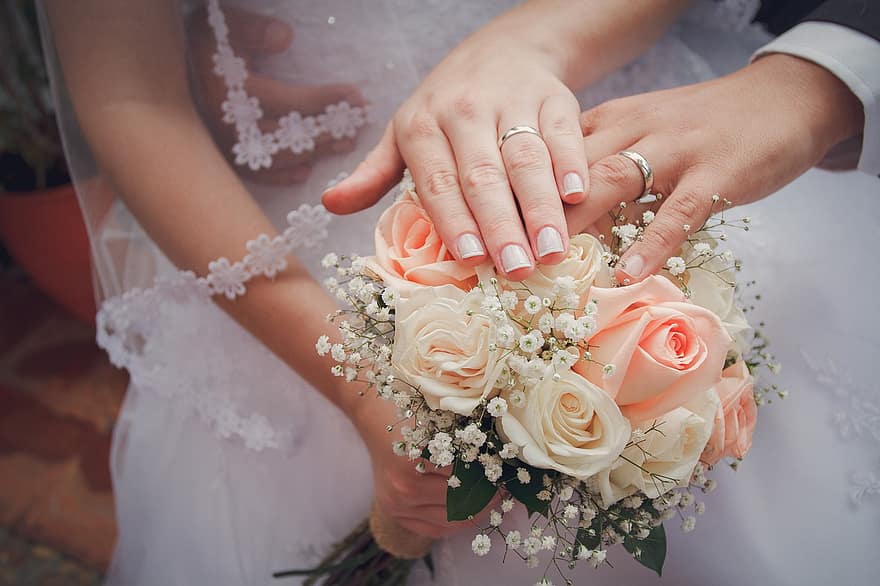 cưới nhau, lễ cưới, vợ chồng mới cưới, Nhẫn, bó hoa, cặp đôi, cô dâu, đàn bà, bàn tay con người, lãng mạn, yêu và quý