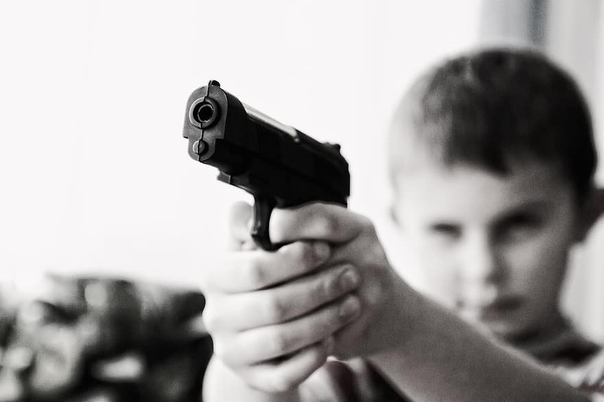 Kind, Eine Waffe halten, Punkt, Schusswaffe, Eine Waffe richten, Waffe, Gewalt, Kinder, Achtung, Verteidigung, Junge
