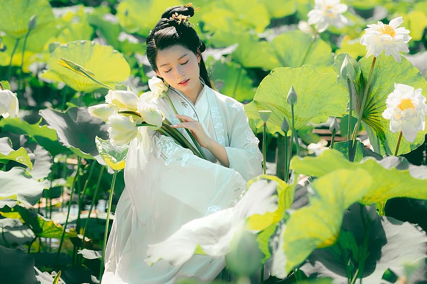 Vietnamese vrouw, bloemen, Ao Yem Jurk, portret, vrouw, buitenshuis, Aziatische vrouw, jonge vrouw, Vietnam, glimlachen, zomer