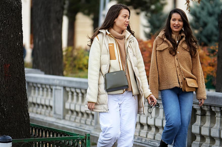 дами, приятелство, радостен, щастлив, мода, дамски чанти, заедно, ходене, тротоарът, Дами, начин на живот