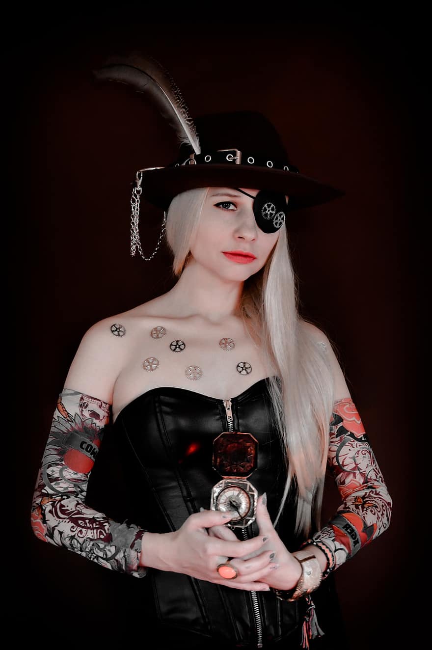 žena, tetování, pirát, čepice, páska přes oko, pero, steampunk, Ozubené kolo, cosplay, kostým, korzet