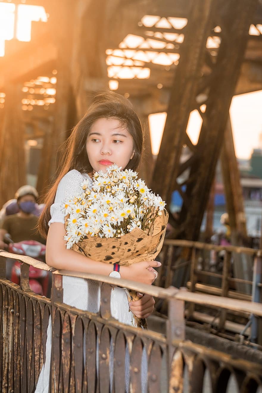 женщина, молодой, заход солнца, цветы, букет, железный мост, красивая женщина, Ханой девушка, длинный мост Бьен, портрет, девушка держит цветы