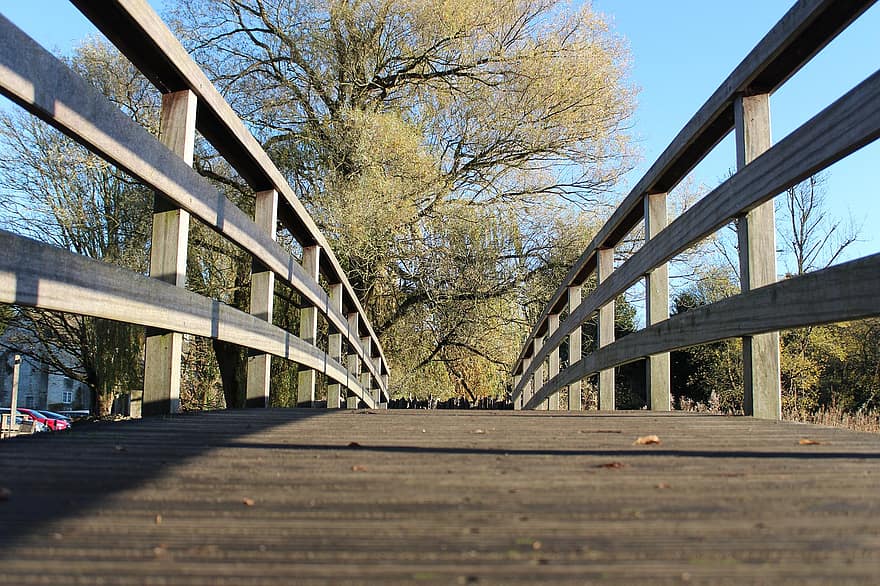 पुल, पैदल चलनेवालों को पुल, रेलिंग, लकड़ी का पुल, पथ, पेड़, पार्क