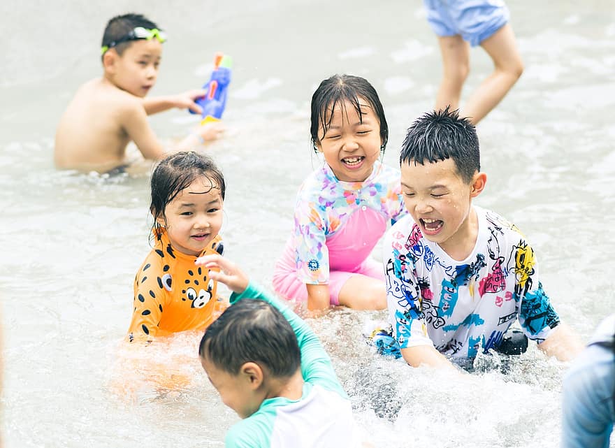 les enfants, jouer, eau, le surf, bataille d'eau, été, enfant, garçons, amusement, souriant, bonheur