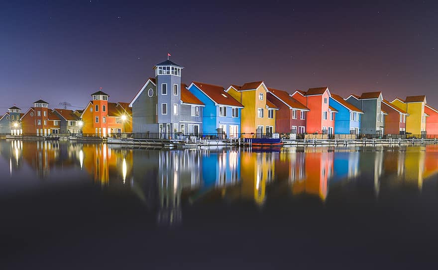 casas, beira-mar, noite, luzes da cidade, lago, reflexão, colorida, Groningen, reitdiephaven, paisagem noturna, arquitetura