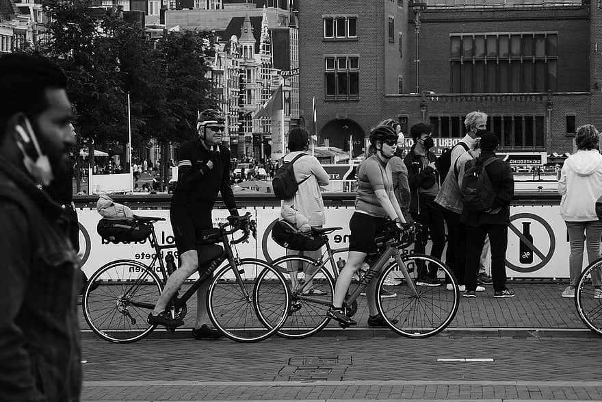 راكبي الدراجات ، شارع ، اسود و ابيض ، الطريق ، ركوب الدراجات ، اشخاص ، السفر ، أسلوب الحياة ، في الهواء الطلق ، الحضاري