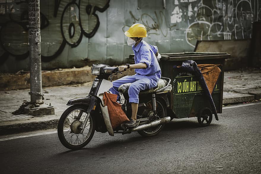 събирач на отпадъци, мотоциклет, мъж, боклук, път, улица, тротоар, хора, град, градски, транспорт