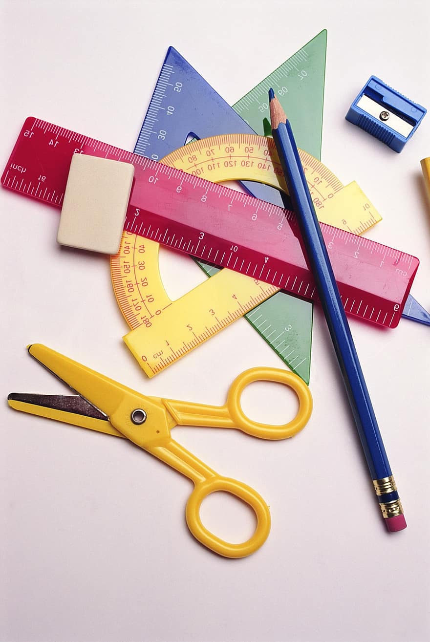 tužka, nůžky, ořezávátko, úhloměr, kompas, škola, trojúhelník, řádek, třída, stůl, papír
