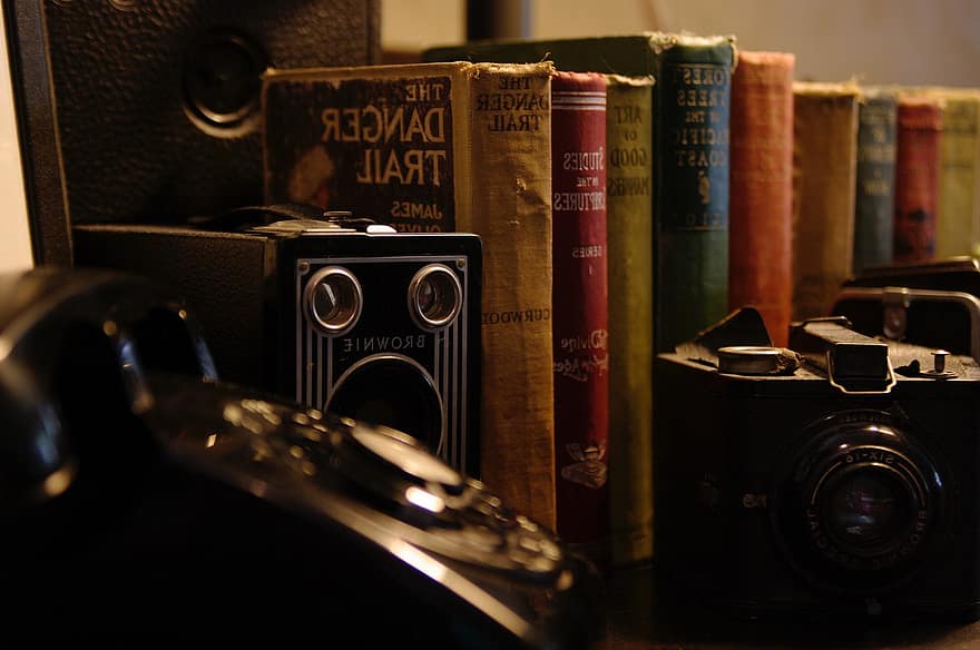 könyvek, kamerák, telefon, klasszikus, régi, nosztalgia, szüret, forgó tárcsa, régi könyvek, régiségek, retro