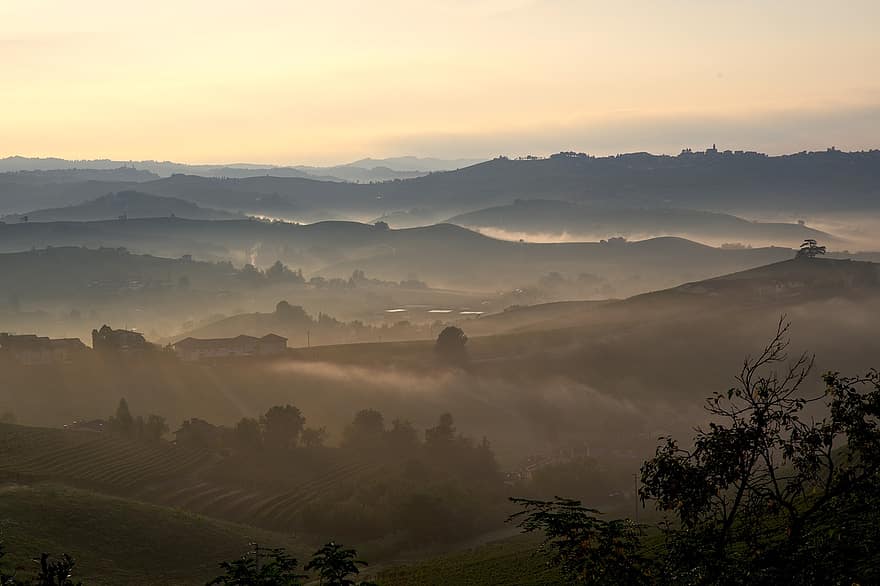 Восход, горы, Туманные холмы, утренний туман, холмы, виноградник, туманный, подгорный, Италия