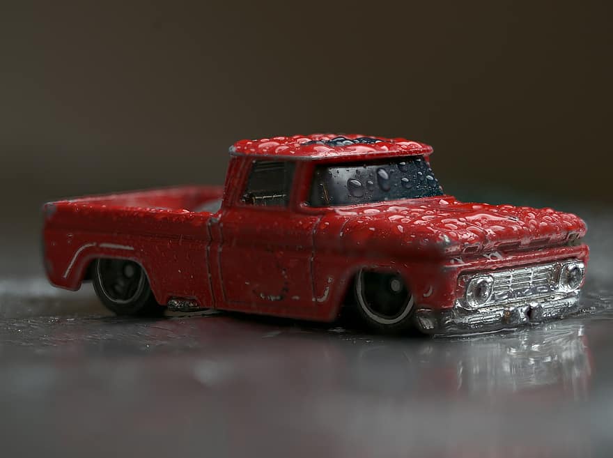 coche de juguete, coche, vendimia, mojado, gotas de rocío, gotas de agua, camioneta, vehículo, automóvil, auto antiguo, juguete
