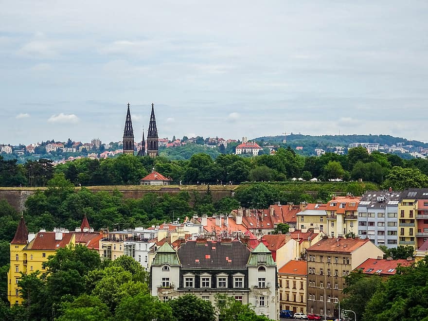 Prága, Cseh Köztársaság, Vysehrad, házak, templom, fák, tájkép