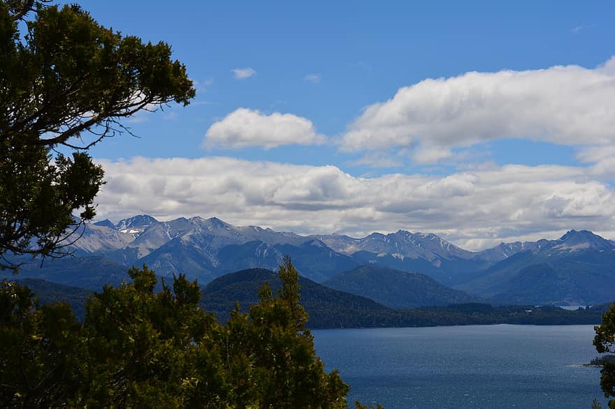 湖、ナウエルフアピ湖、バリローチェ、パタゴニア、アルゼンチンのパタゴニア、アルゼンチン、山、青、風景、水、夏
