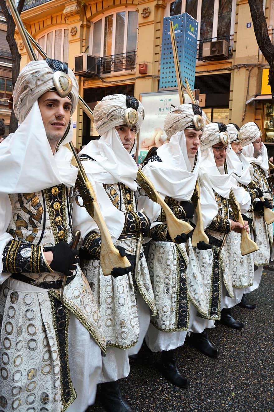 パレード、祭り、バレンシア、スペイン、モロスYクリスティアーノスフェスティバル、戦士、銃、イスラム教、ターバン、コスチューム、人