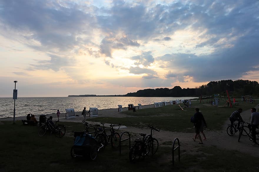 заход солнца, море, пляж, велосипедисты, берег, Балтийское море, горизонт