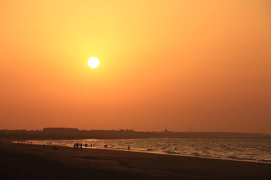 matahari terbenam, pantai, laut, samudra, matahari, pasir, langit oranye, pantai laut, orang-orang, siluet, turis
