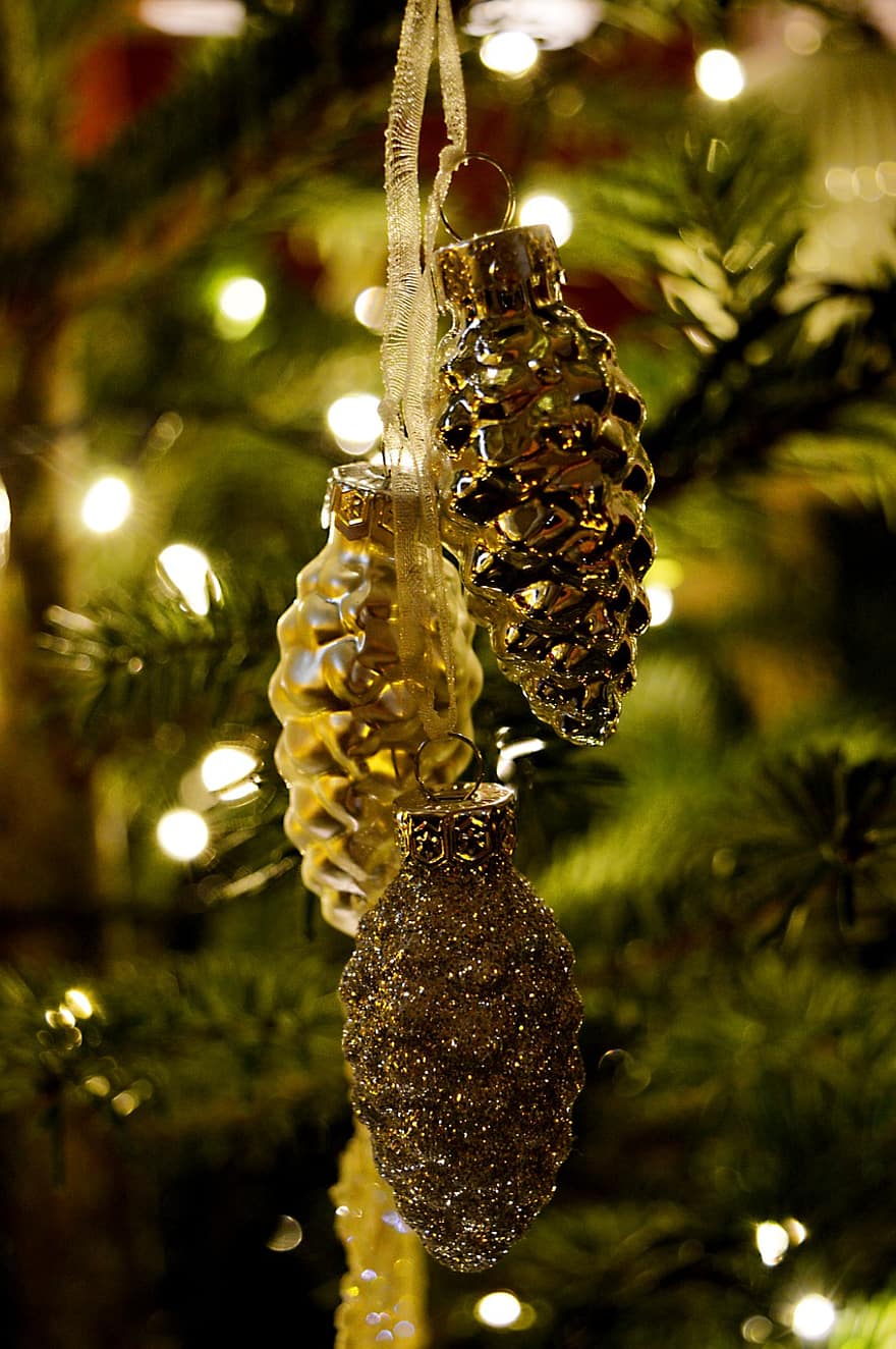 сосновые шишки, ель, игрушки на елку, Елочные украшения, рождество, огни, точки света, рождественские украшения, Рождественский сочельник, Рождественская елка