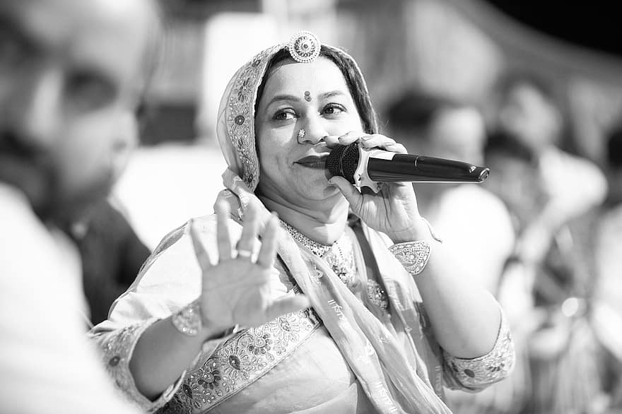 zpěvák, Asha Vaishnav zpěvačka, indická zpěvačka, mic, představení, Jevištní obrázky, divadelní představení, bhajan, ženy, muži, dospělý