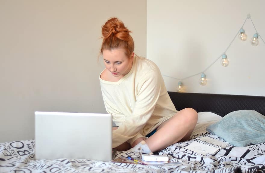 dívka, laptop, lůžko, student, studie, práce, počítač, útulný, chlad, ložnice