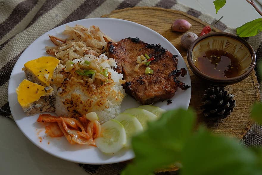 φαγητό, πιάτο, ρύζι, γεύμα, κουζίνα, κρέας, χοιρινό, ατμισμένο αυγό, βιετναμέζικα τρόφιμα, νέος χρόνος, γευστικός