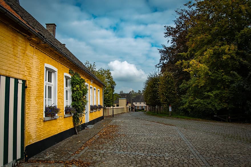 huizen, Oude Dorpsplein, dorpsplein, landschap, pittoreske, Oud dorpscentrum, oude gebouwen, nostalgie, gele gevel, geplaveide straat