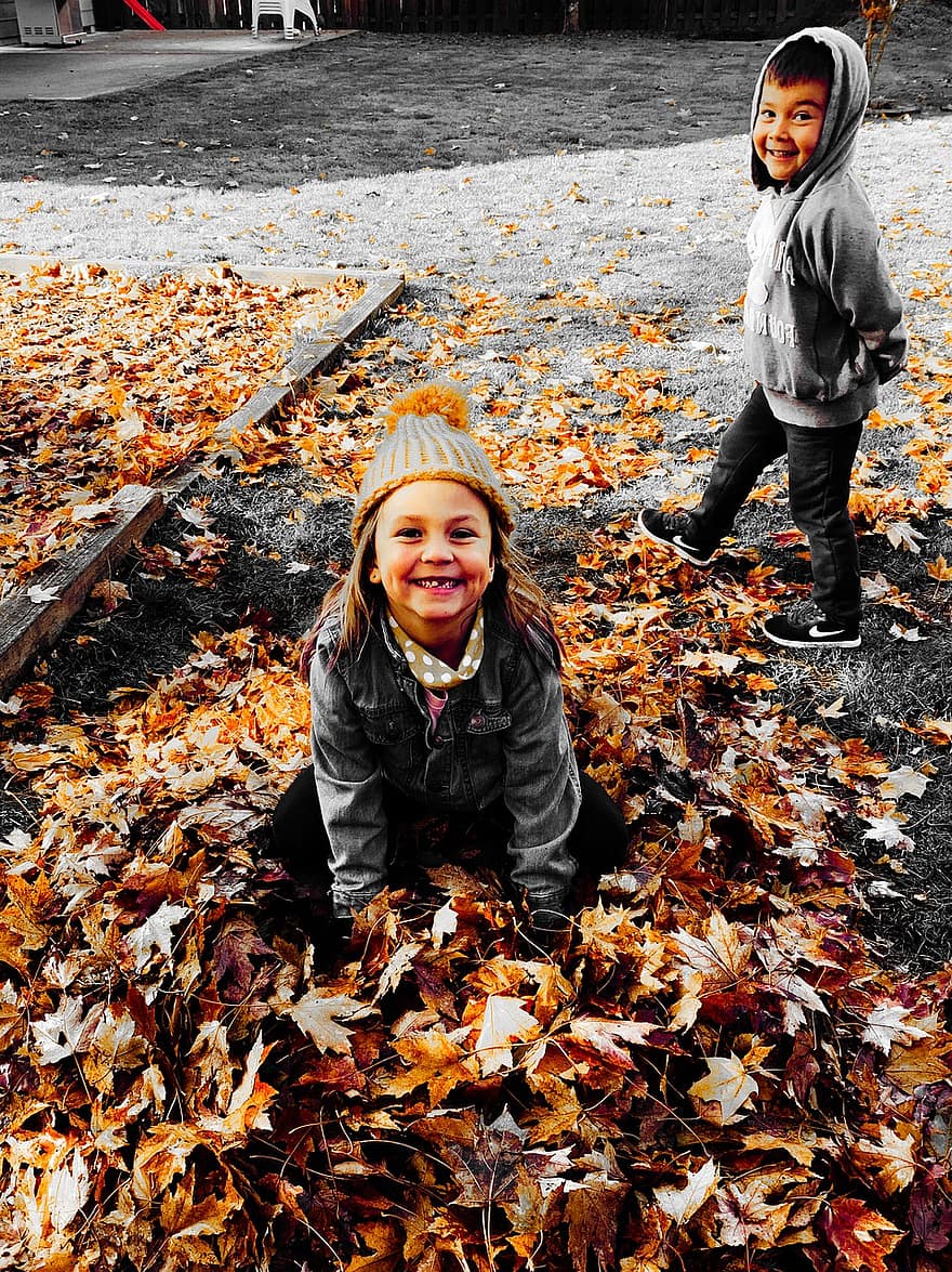 crianças, jogando, outono, sai, folhas caídas, folhas secas, Garoto, menina, infância, fofa, adorável