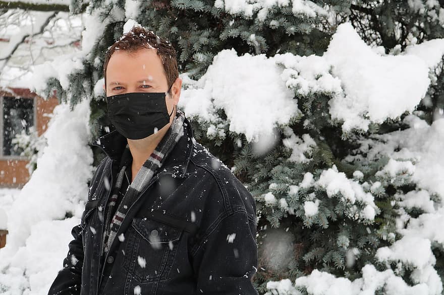 mężczyzna, maska, opady śniegu, śnieg, covid-19, koronawirus, ochrona, zimowy, ubrania zimowe, zimowe ubranie