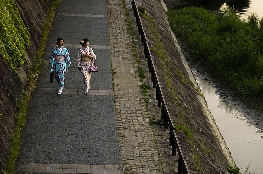 wanita, berjalan, kimono, perjalanan