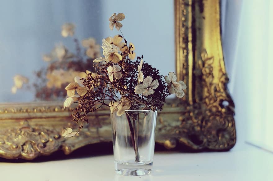Vintage spiegel, gedroogde bloemen, hortensia, stilleven