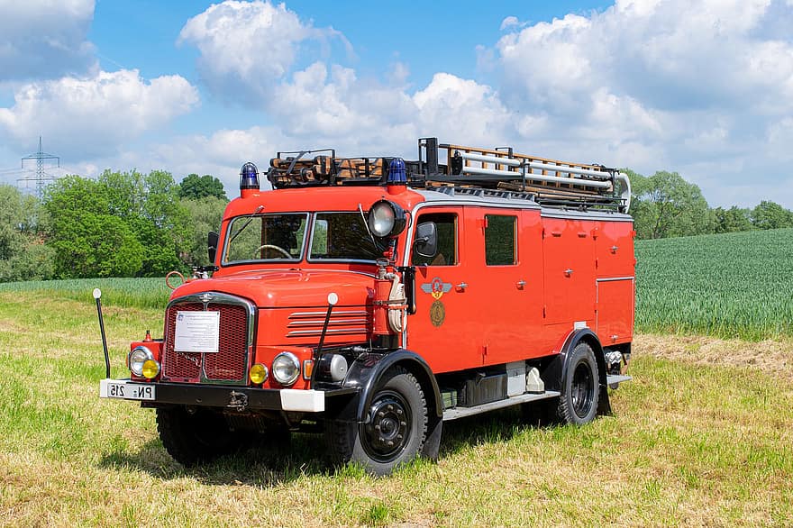 消防車、消防士、歴史的な、古い、陸上車両、トラック、交通手段、車、田園風景、夏、ファーム