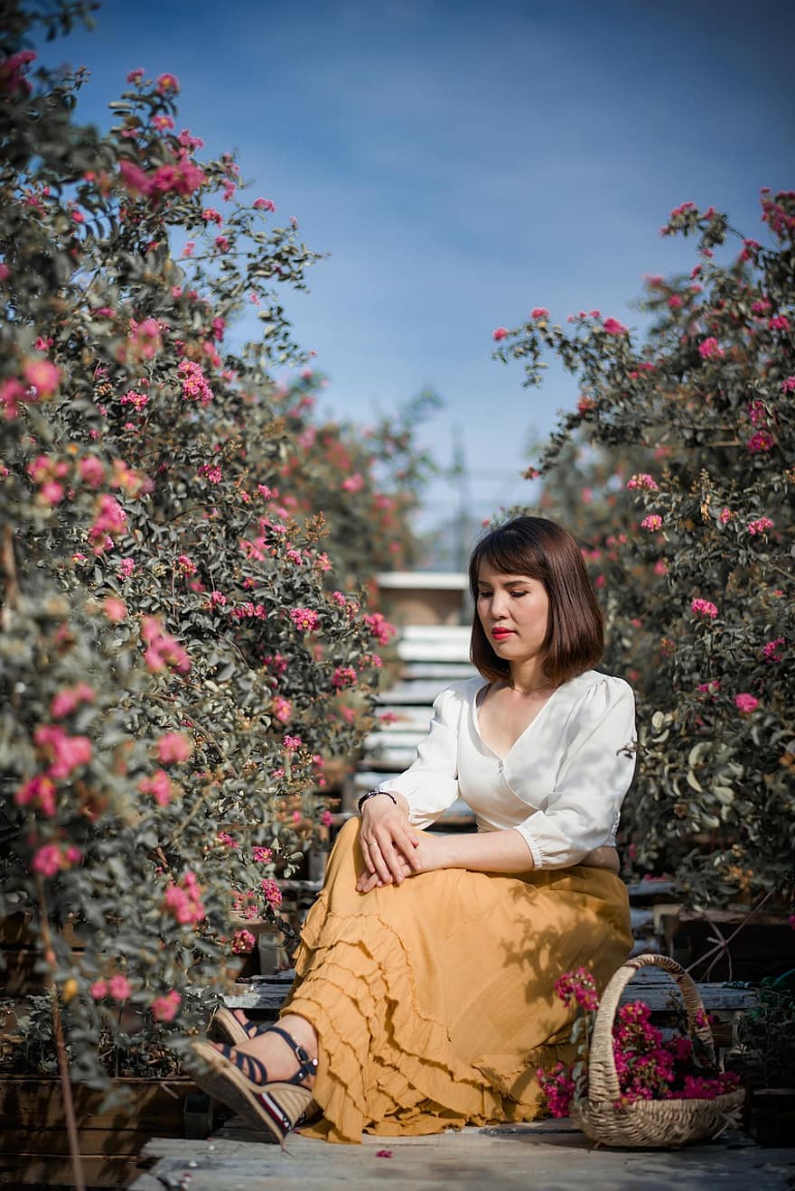 kobieta, Róża, Hanoi, azjatyckie, Natura, kwiat, Wietnam, żółta spódnica, portret, na zewnątrz