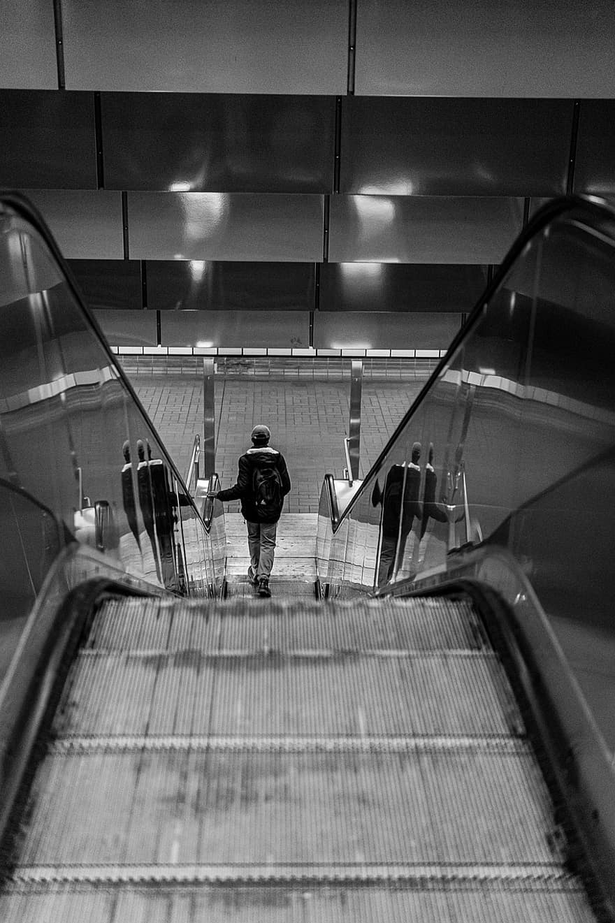 xe điện ngầm, tàu điện, thang cuốn, cầu thang bộ, trong nhà, đàn ông, đi dạo, ngành kiến ​​trúc, các bước, người lớn, một người
