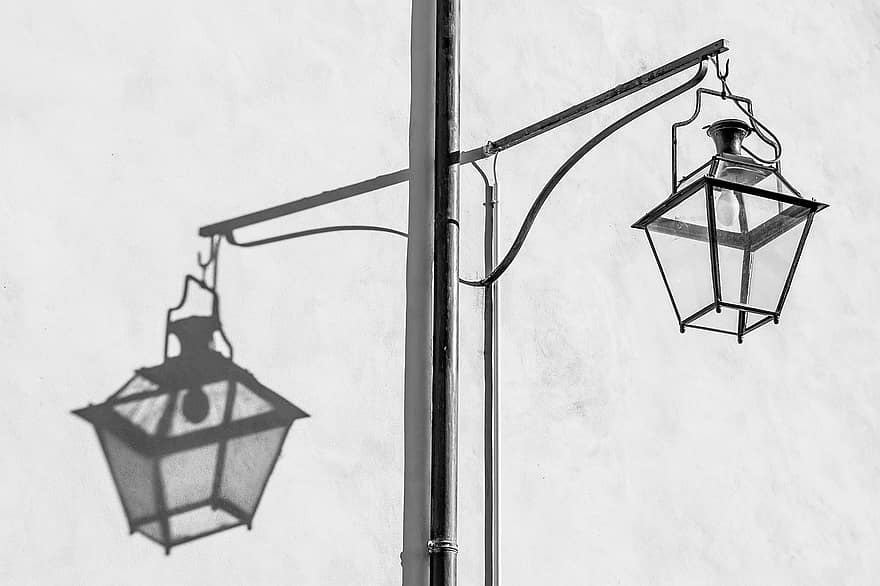 лампа, улично осветление, светлинен стълб, стълб за лампа, улична лампа, лек пост, фенер, монохромен, изкуство, Черно и бяло, ред