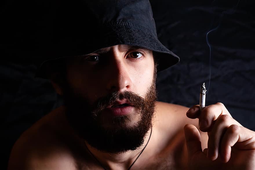 chłopak, mężczyzna, trzyma, papieros, cygaro, palić, tło, szary, brutalny, broda, włosy
