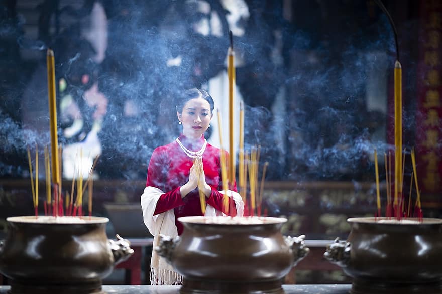templo, incienso, mujer, rezando, ao dai, vietnamita, Rojo Ao Dai, Vestido Nacional de Vietnam, tradicional, cultura, vestido