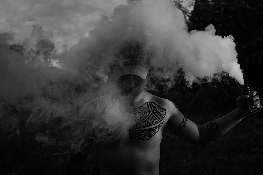 homme, portrait, en plein air, fumée, tatouages, torse nu, noir et blanc, Hommes, une personne, femmes, structure physique