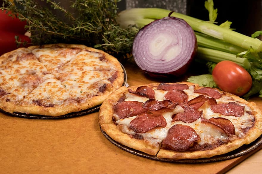 πίτσα, πίτσα με πεπερόνι, Cheesy Pizza, φαγητό, πρόχειρο φαγητό, γεύμα, μεσημεριανό, δείπνο, νόστιμο, θρέψη, βασιλικός