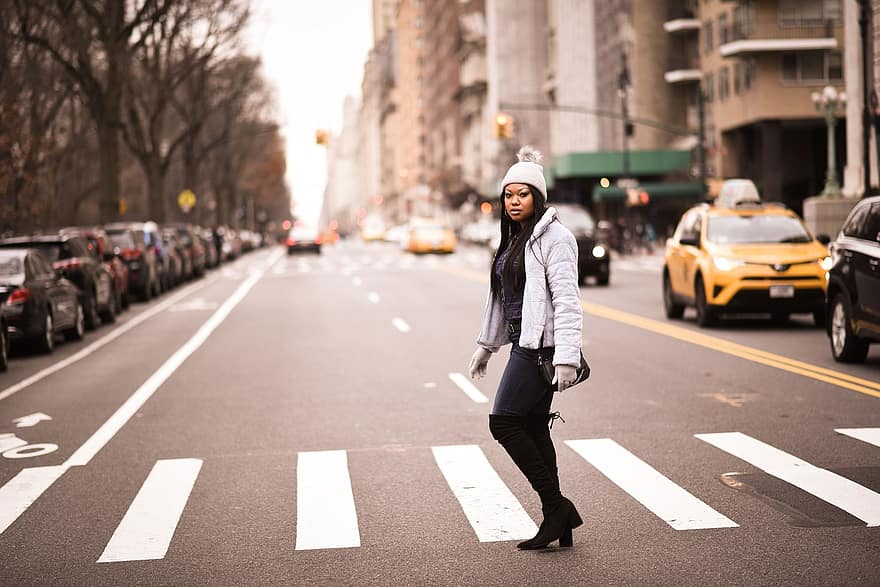 kvinna, modell, tillfällig, gata, väg, trafik, bilar, new york city