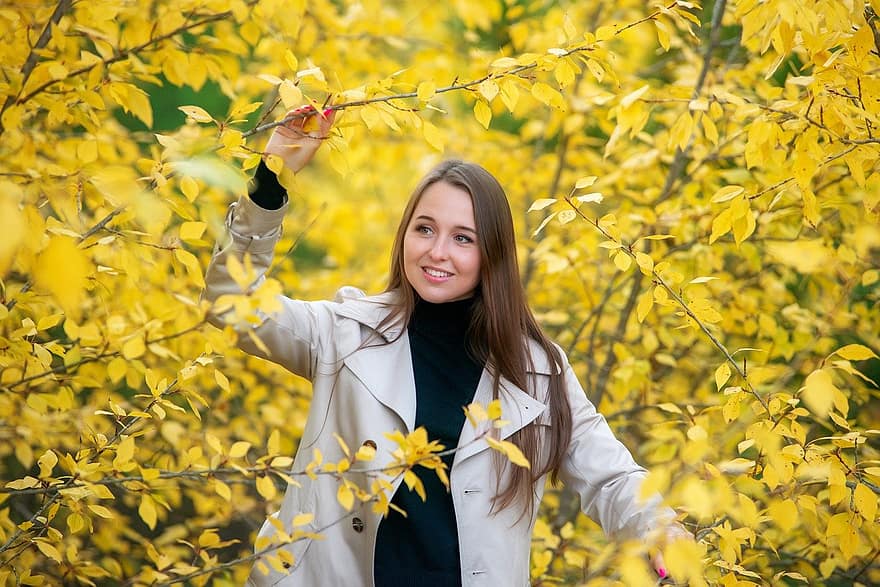 осень, женщина, лес, на открытом воздухе, женщины, природа, желтый, улыбается, этническая принадлежность кавказцев, лист, веселый