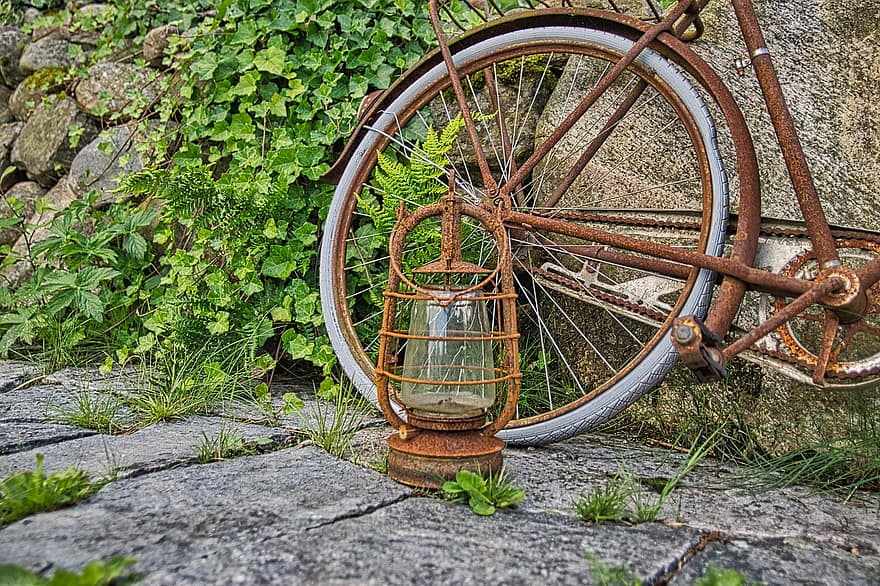 Lanterne rouillée, vieux vélo