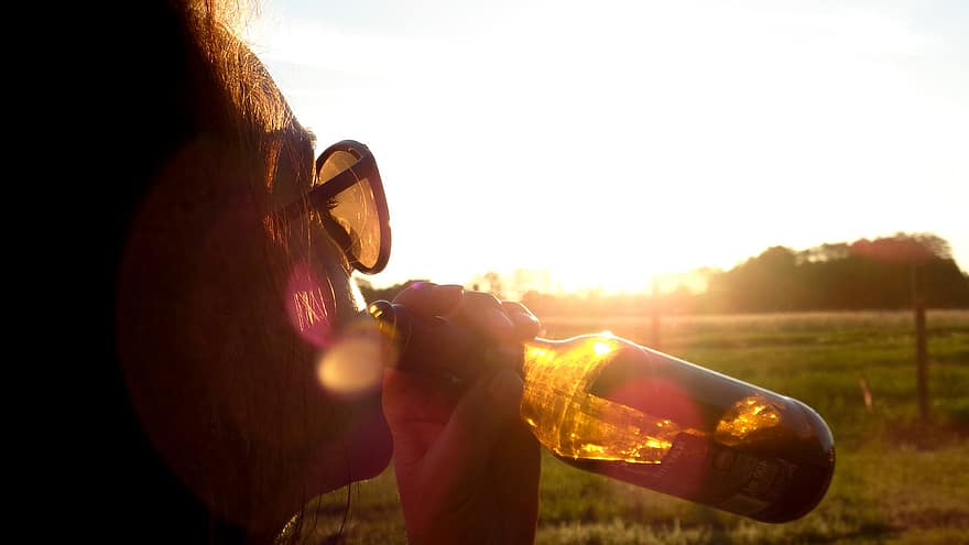 mulher, bebendo, por do sol, ao ar livre, campo, ensolarado, natureza