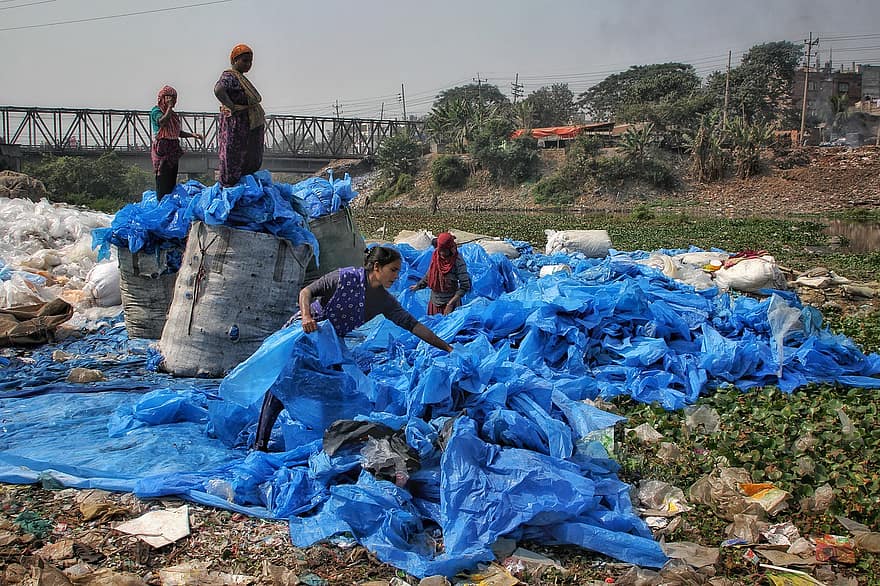 plástica, mujer, bangladesh, trabajadores, trabajo, relleno sanitario, tugurio, residuos, basura, contaminación, dhaka