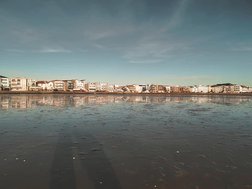 playa, costa, pueblo, reflexión, agua, edificios, apuntalar, línea costera, urbano, ciudad, Inglaterra