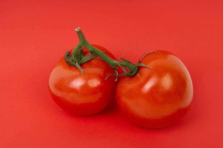 Kirschtomaten, Tomaten, frische Tomaten, roter Hintergrund, Tomate, Gemüse, Frische, Lebensmittel, Nahansicht, organisch, reif